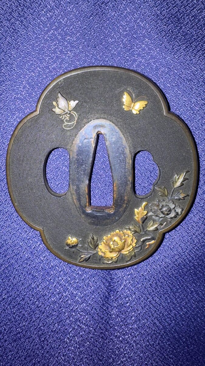 牡丹に蝶図鐔　【無銘　大森派】保存刀装具